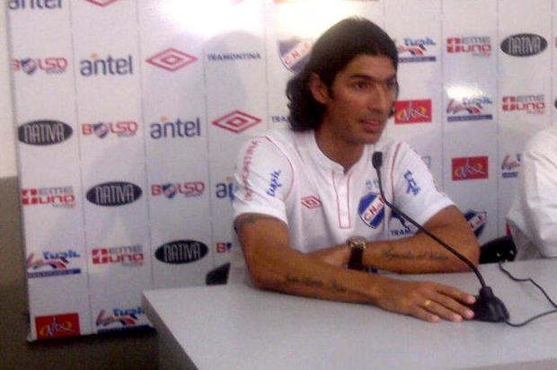 Loco Abreu é apresentado no Nacional, do Uruguai Divulgação/Divulgação