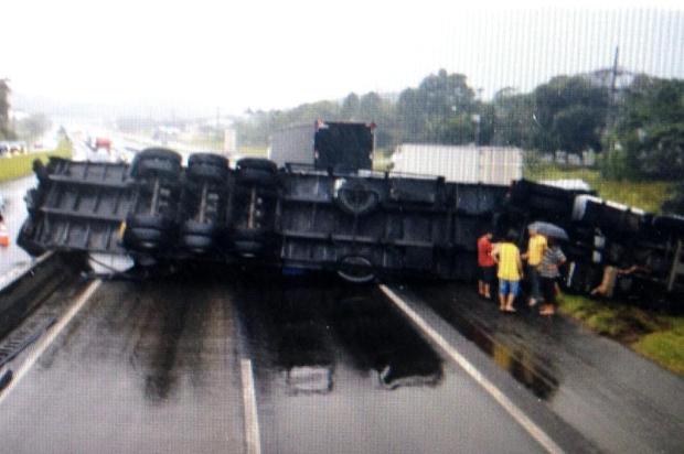 Carreta tomba e deixa o trânsito lento na BR-101, em Joinville Diorgenes Pandini/Agencia RBS
