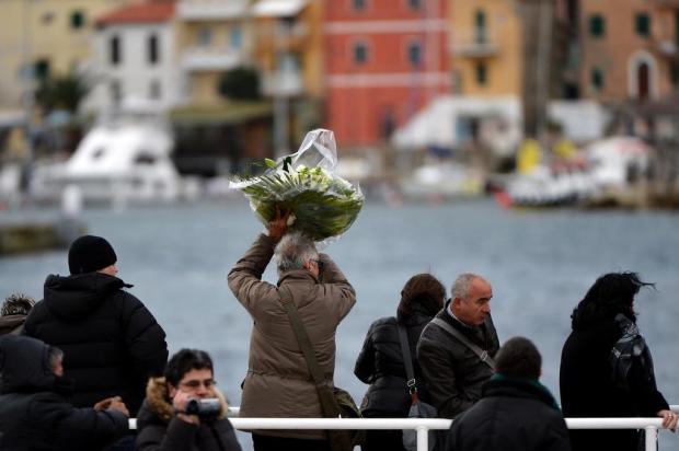 Naufrágio do navio Costa Concordia completa um ano com homenagens na Itália Alberto Pizzoli/AFP Naufrágio do navio Costa Concordia completa um ano com homenagens na Itália Alberto Pizzoli/AFP