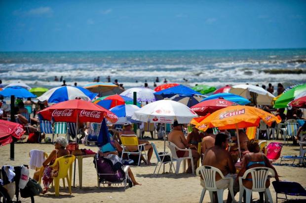 Sol e água clara atraem os veranistas para a beira-mar neste domingo Livia Stumpf/Agencia RBS Sol e água clara atraem os veranistas para a beira-mar neste domingo Livia Stumpf/Agencia RBS