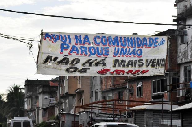Traficantes colocam faixa avisando que não há mais venda de crack em favela do Rio de Janeiro Luiz Roberto Lima/Estadão Conteúdo