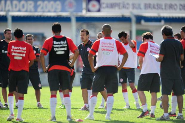 Dunga reúne e orienta jogadores por melhor posicionamento no campo Mauro Vieira/Agência RBS/ Dunga reúne e orienta jogadores por melhor posicionamento no campo Mauro Vieira/Agência RBS/