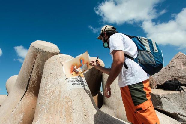 Avisos em pedras guiam e orientam turistas em praia de São José do Norte Fábio Gomes/Especial