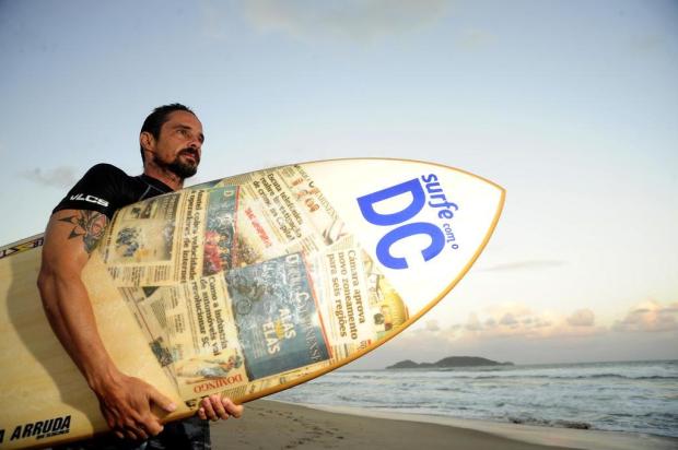 Surfista Guga Arruda testa prancha do DC nas ondas do Morro das Pedras, em Florianópolis Ricardo Wolffenbüttel/Agencia RBS Surfista Guga Arruda testa prancha do DC nas ondas do Morro das Pedras, em Florianópolis Ricardo Wolffenbüttel/Agencia RBS