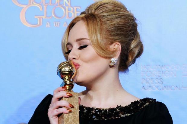 Com pingente, Adele levanta suspeita de que nome do seu filho seja Angelo Kevin Winter/AFP