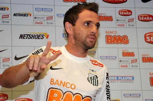 Montillo é apresentado no Santos e afirma: "não podemos deixar Neymar jogar sozinho" Ivan Storti/Divulgação Santos FC