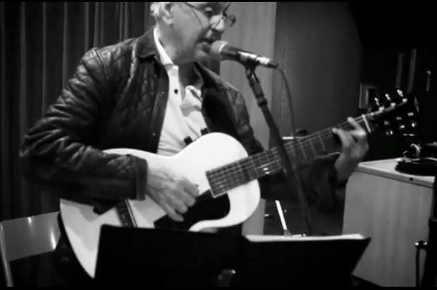 Confira o vídeo de 'Um Abraçaço', de Caetano Veloso, lançado nesta segunda-feira Reprodução/UOL Confira o vídeo de 'Um Abraçaço', de Caetano Veloso, lançado nesta segunda-feira Reprodução/UOL