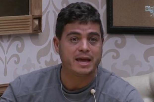 Dhomini conta que arrancou os dentes de um cachorro com machado Reprodução/ TV Globo/ Dhomini conta que arrancou os dentes de um cachorro com machado Reprodução/ TV Globo/