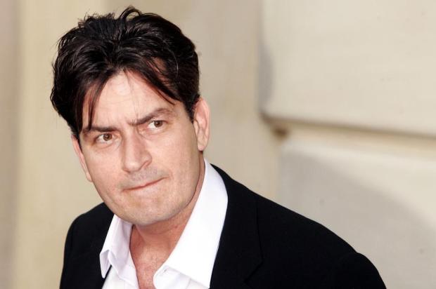 Pelo Twitter, Charlie Sheen incita seguidores a jogar ovos podres e fezes em escola de Los Angeles FX/Divulgação