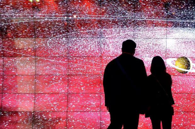 Poucas novidades e nenhuma revolução na feira de tecnologia de Las Vegas AFP PHOTO / JOE KLAMAR/AFP