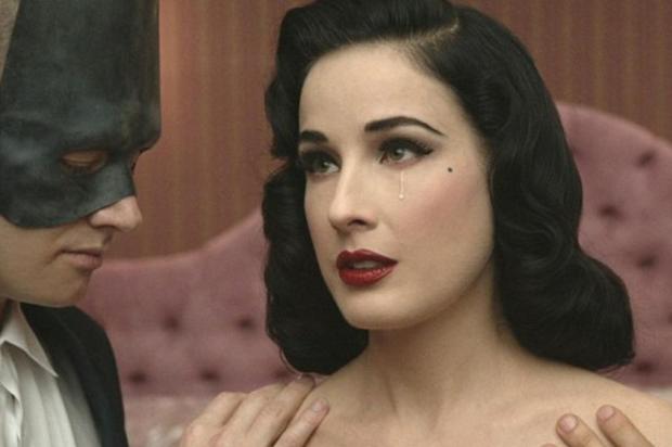 Dita Von Teese aparece sensual em clipe da dupla britânica Monarchy Reprodução/Reprodução Dita Von Teese aparece sensual em clipe da dupla britânica Monarchy Reprodução/Reprodução