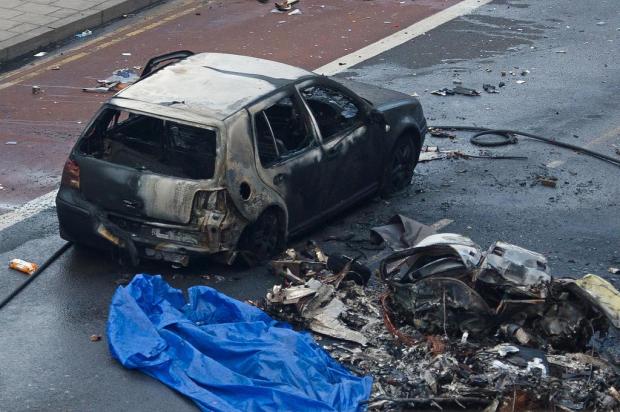 Helicóptero cai no centro de Londres e deixa dois mortos LEON NEAL/AFP