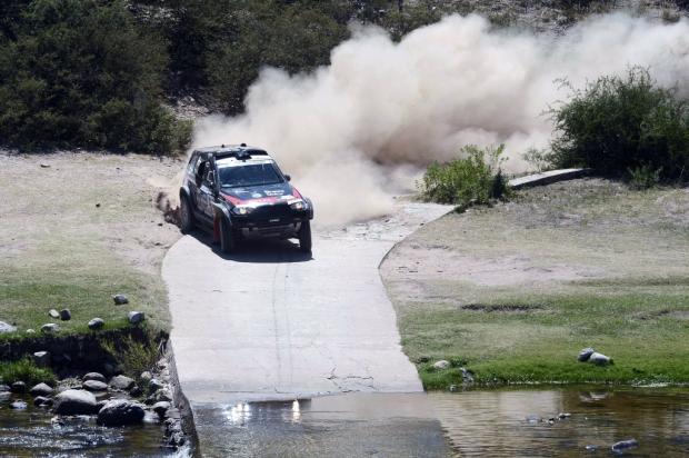 Argentinos comemoram vitória em etapa "em casa" no Rali Dacar Franck Fife/ AFP/ Argentinos comemoram vitória em etapa "em casa" no Rali Dacar Franck Fife/ AFP/
