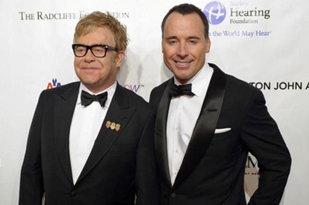 Elton John e seu companheiro têm segundo filho AFP/AFP Elton John e seu companheiro têm segundo filho AFP/AFP