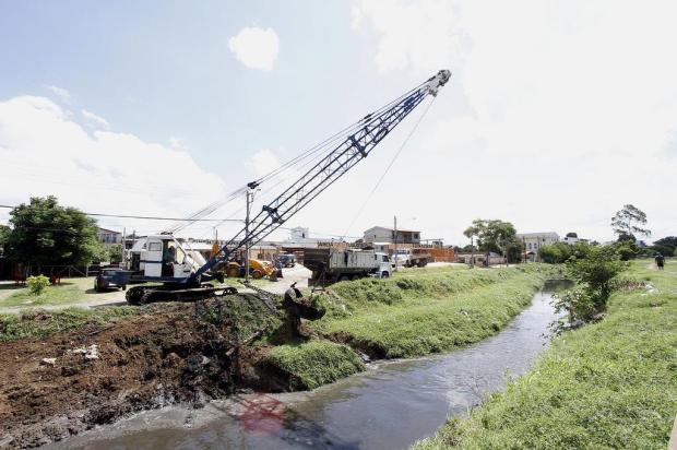 Prefeitura da Capital inicia dragagem no Arroio Sarandi para evitar alagamentos Paula Fiori/Divulgação PMPA