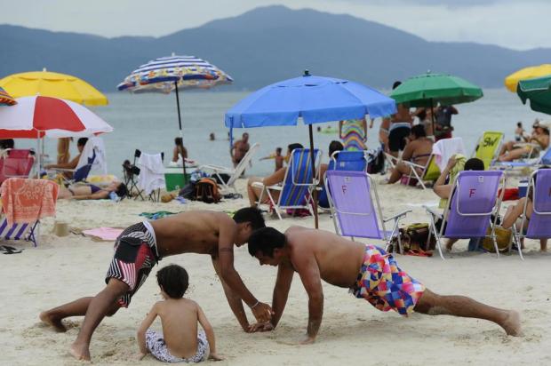 Cena inusitada chama a atenção na praia da Daniela, no Norte de Florianópolis Julio Cavalheiro/Agencia RBS