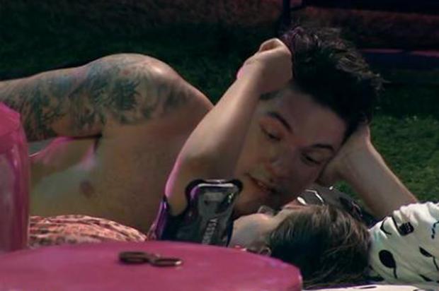 Em noite marcada por muitas DRs, Andressa e Nasser terminam embaixo do edredom no BBB13 TV Globo/ Reprodução/