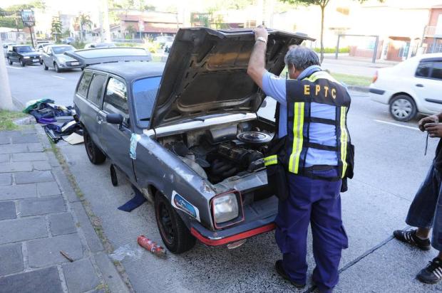 Motorista abandona carro em avenida da zona sul de Porto Alegre Ronaldo Bernardi/Agencia RBS