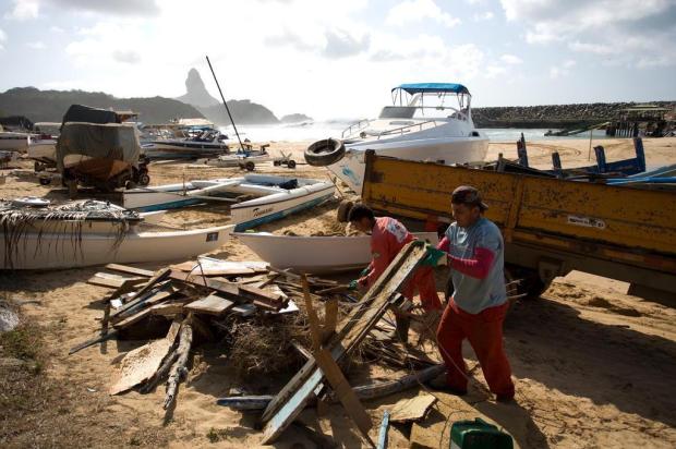 Ondas gigantes causam danos e mobilizam Capitania dos Portos em Fernando de Noronha Marcelo Loureiro/Agência Estado Ondas gigantes causam danos e mobilizam Capitania dos Portos em Fernando de Noronha Marcelo Loureiro/Agência Estado