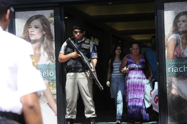 Após assalto, funcionária de joalheria do Praia de Belas é libertada em Canoas Ronaldo Bernardi/Agencia RBS Após assalto, funcionária de joalheria do Praia de Belas é libertada em Canoas Ronaldo Bernardi/Agencia RBS