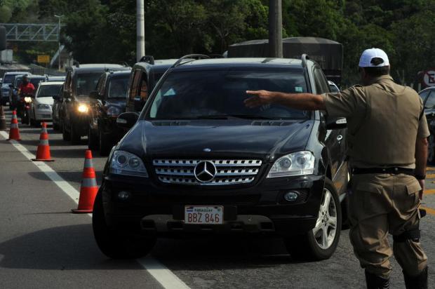 Primeira blitz para autuar motoristas estrangeiros termina com 18 visitantes multados em SC Guto Kuerten/Agencia RBS