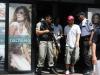 Nas portas laterais, clientes deixavam as lojas orientados pela BM