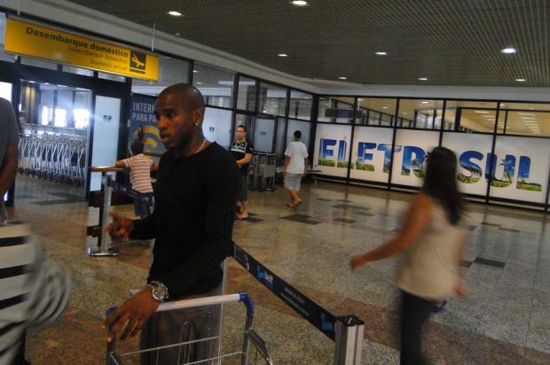 Hélder chega a Porto Alegre e diz estar pronto fisicamente para atuar André Baibich/Agência RBS/