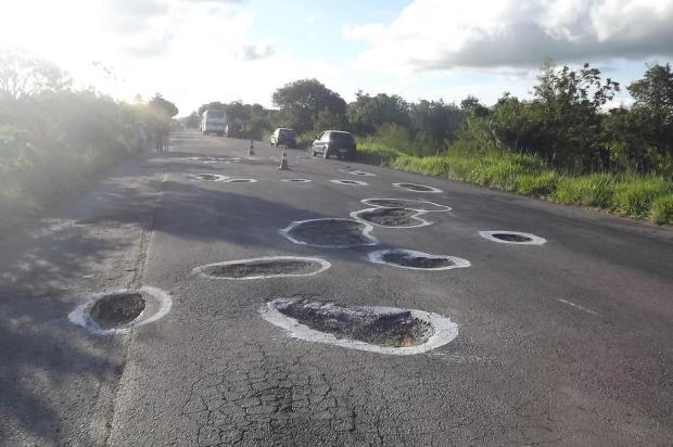 Buracos são pintados em rodovia de Tapes para mostrar a situação crítica da rodovia Cláudia Bischoff/Divulgação
