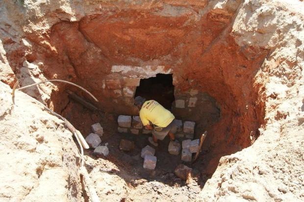 Túnel misterioso que ia em direção a banco começa a ser fechado em Camaquã Luiz Renato Barboza/Jornal Tribuna Centro Sul,Especial Túnel misterioso que ia em direção a banco começa a ser fechado em Camaquã Luiz Renato Barboza/Jornal Tribuna Centro Sul,Especial