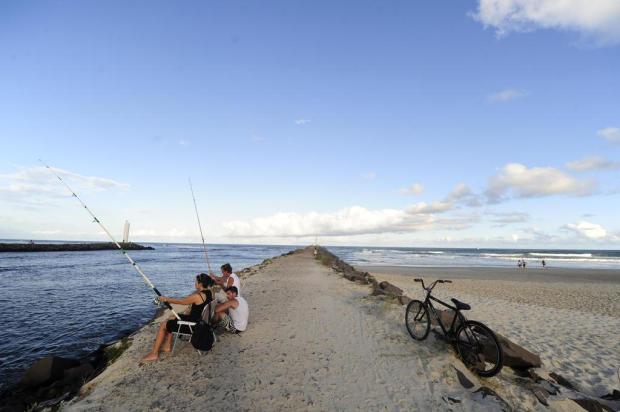Pouco vento e mar claro atraíram veranistas ao passeio à tarde na orla de Torres Ricardo Duarte/Agencia RBS