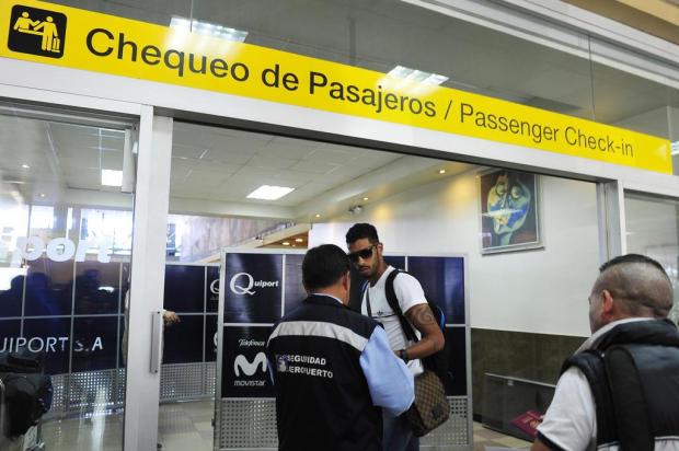 Abatido, Vilson deixa Quito rumo a Porto Alegre sem falar com a imprensa Diego Vara/Agencia RBS Abatido, Vilson deixa Quito rumo a Porto Alegre sem falar com a imprensa Diego Vara/Agencia RBS