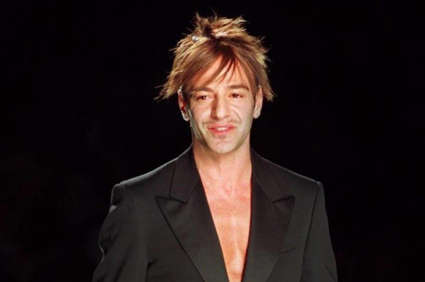 John Galliano volta à moda trabalhando com Oscar de la Renta Ver Descrição/Ver Descrição John Galliano volta à moda trabalhando com Oscar de la Renta Ver Descrição/Ver Descrição