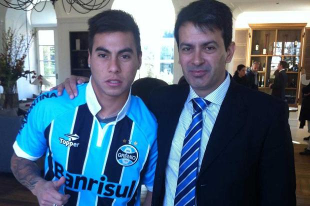 FOTO: Antes de chegar a Porto Alegre, Vargas veste a camisa do Grêmio Twitter/Reprodução/