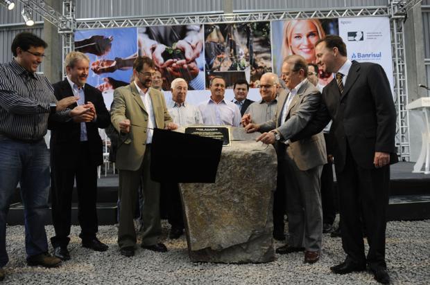 Governador Tarso Genro participa do lançamento da pedra fundamental da Vinícola Nova Aliança, em Flores da Cunha Maicon Damasceno/Agência RBS Governador Tarso Genro participa do lançamento da pedra fundamental da Vinícola Nova Aliança, em Flores da Cunha Maicon Damasceno/Agência RBS