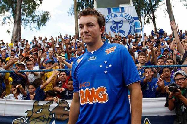 Com presença de 1,5 mil torcedores, Dagoberto é apresentado no Cruzeiro Cruzeiro/Divulgação/ Com presença de 1,5 mil torcedores, Dagoberto é apresentado no Cruzeiro Cruzeiro/Divulgação/