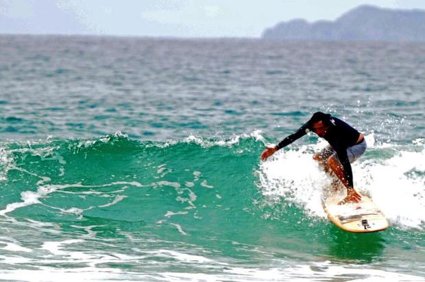 Gazu e Moriel, do Dazaranha, surfam com prancha do DC em Florianópolis Guto Kuerten/Agencia RBS Gazu e Moriel, do Dazaranha, surfam com prancha do DC em Florianópolis Guto Kuerten/Agencia RBS