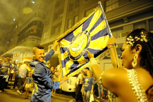 Descida da Borges reúne escolas de samba em festa antecipada no centro de Porto Alegre Adriana Franciosi/Agencia RBS Descida da Borges reúne escolas de samba em festa antecipada no centro de Porto Alegre Adriana Franciosi/Agencia RBS