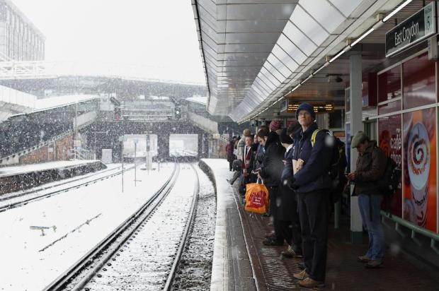Mais 100 voos são cancelados em Londres por causa de nevasca  JUSTIN TALLIS/AFP