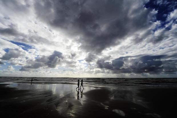 Sol, vento e nuvens carregadas deixam domingo indeciso na praia Ricardo Duarte/ Sol, vento e nuvens carregadas deixam domingo indeciso na praia Ricardo Duarte/