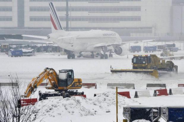 Neve faz Inglaterra, França e China cancelarem voos MEHDI FEDOUACH/AFP Neve faz Inglaterra, França e China cancelarem voos MEHDI FEDOUACH/AFP