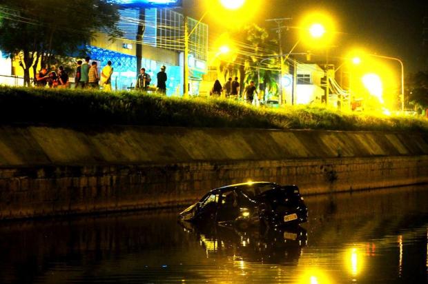 Motorista perde o controle do carro e cai dentro do Arroio Dilúvio, na Capital Jean Schwarz/Agencia RBS