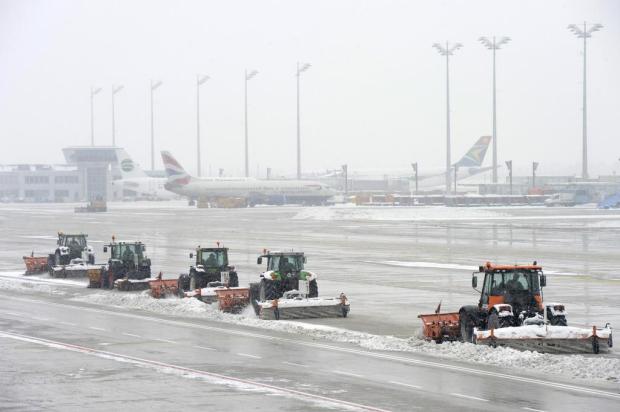 Aeroportos europeus são afetados pela neve CHRISTOF STACHE/AFP Aeroportos europeus são afetados pela neve CHRISTOF STACHE/AFP