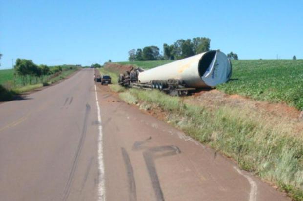 Carreta que carregava peça de 33 toneladas tomba na BR-158 Polícia Rodoviária Federal/Divulgação Carreta que carregava peça de 33 toneladas tomba na BR-158 Polícia Rodoviária Federal/Divulgação