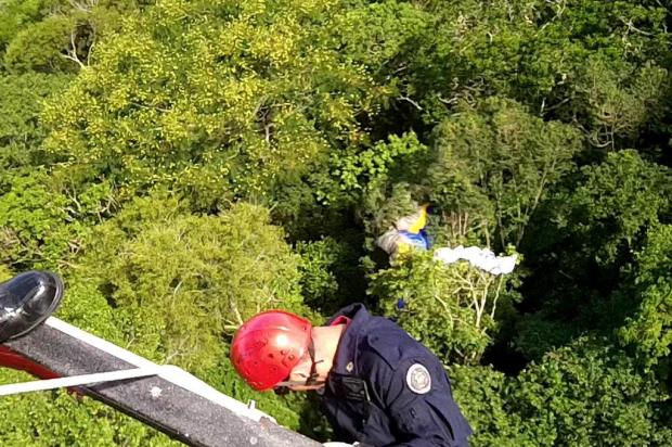 VÍDEO: bombeiros usam helicóptero e rapel para resgatar vítimas de acidente com parapente em Florianópolis Divulgação/Corpo de Bombeiros VÍDEO: bombeiros usam helicóptero e rapel para resgatar vítimas de acidente com parapente em Florianópolis Divulgação/Corpo de Bombeiros