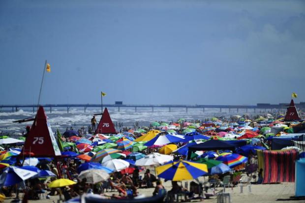Calor faz praia de Capão da Canoa lotar na tarde desta segunda-feira Ricardo Duarte/Agencia RBS