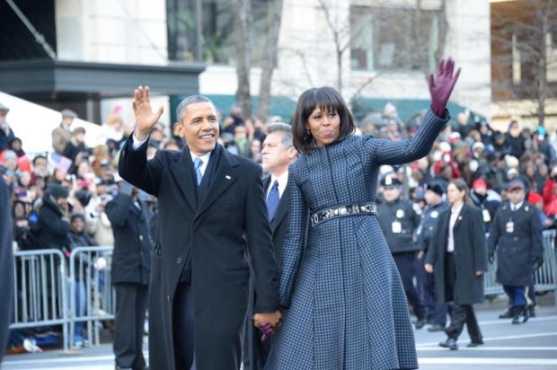 Barack e Michelle Obama fazem caminhada e saúdam multidão em Washington DC Jim WATSON/AFP
