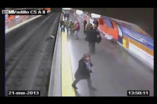 Policial salva mulher que caiu sobre trilhos de trem em Madri Reprodução/Reprodução