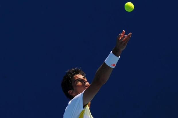 Thomaz Bellucci vence John Isner e empata duelo contra os Estados Unidos DALE DE LA REY/AFP