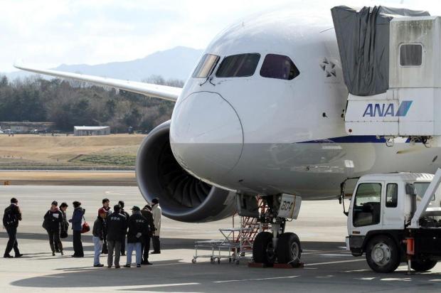 Investigação de incêndio em bateria de Boeing 787 aponta para célula JIJI PRESS/AFP