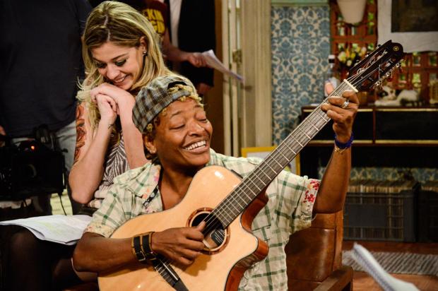 Mart'nália leva o violão consigo nas gravações do humorístico 'Pé na Cova' Raphael Dias/ TV Globo/ Mart'nália leva o violão consigo nas gravações do humorístico 'Pé na Cova' Raphael Dias/ TV Globo/